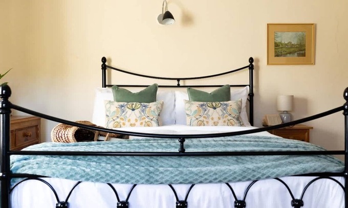 Scarborough Cottage | Cozy Yew Tree Cottage with Scenic Field Views