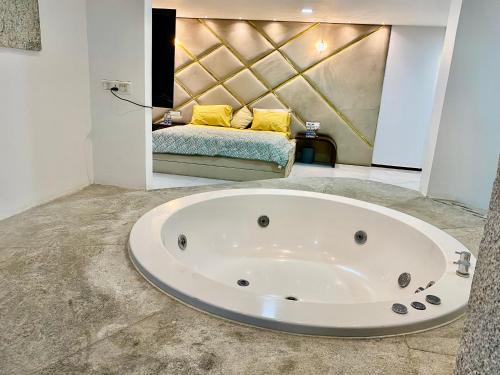 Hyderabad Apartment | Cozycasa By Nattis group 4 BR - Jacuzzi & private garden