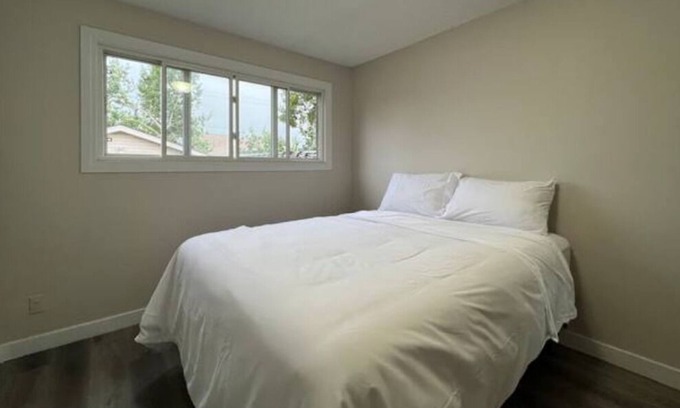 Forest Lawn House | CozyCastle! An Essentialists Minimal & Modern Home (close to malls and YYC!)