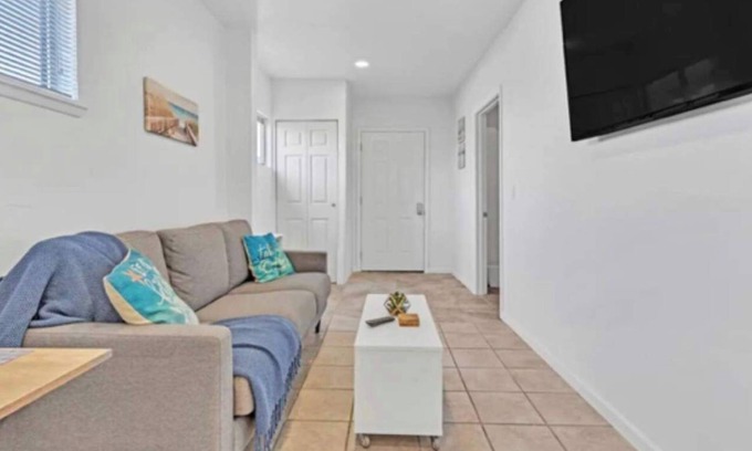 Bay Park House | CozyCondo|2BRModernEscapew/OutdoorLounge