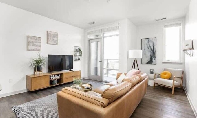 Lockerbie Square Apartment | CozySuites l Chic 1BR, Bottleworks Indy #5