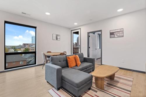 Lockerbie Square Apartment | CozySuites Mass with parking lounge & roof deck #27