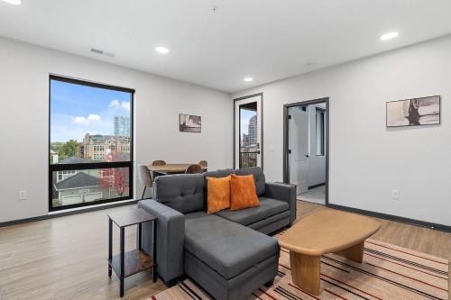 Lockerbie Square Apartment | CozySuites Mass with parking lounge & roof deck #39