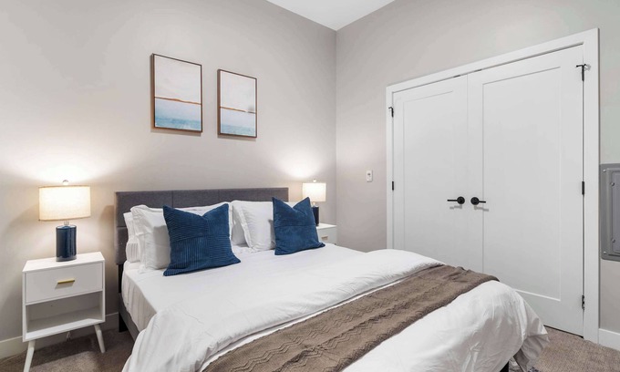 Downtown Cincinnati Apartment | CozySuites Modern 1BR | OTR District #05