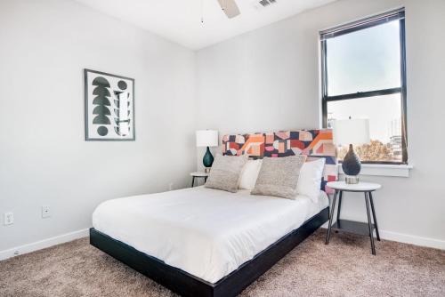 Music Row Apartment | CozySuites Music Row Bold 1BR w free parking