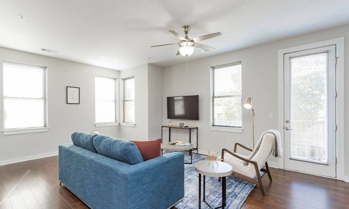 Music Row Apartment | CozySuites Music Row Spacious 2BR free parking 10