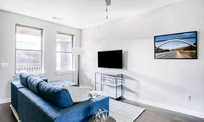 Music Row Apartment | CozySuites Music Row Chic 1BR with free parking! 27