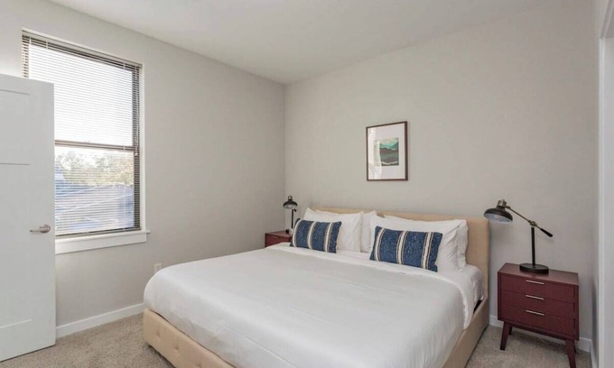 Music Row Apartment | Cozysuites Music Row Stylish 2BR-free parking 14
