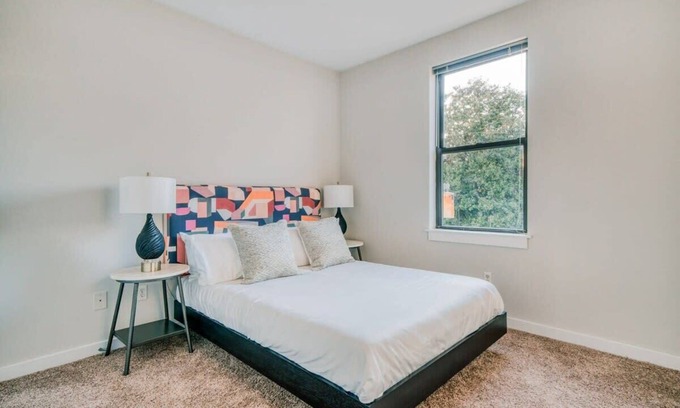 Music Row Apartment | CozySuites MusicRow Classy 1BR with free parking! 24