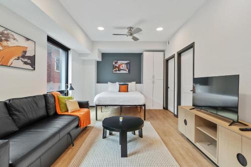 Lockerbie Square Apartment | CozySuites on Mass with garage parking #14