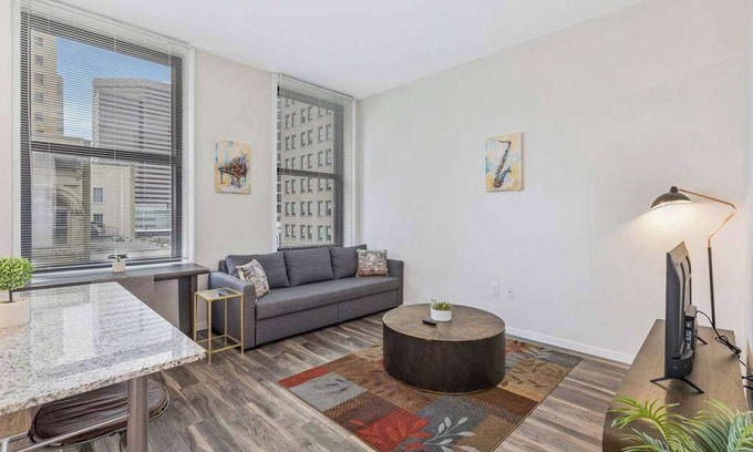 Downtown Cincinnati Apartment | CozySuites Sky Central #11