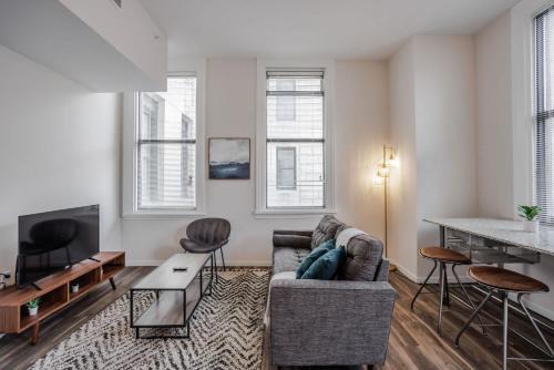 Downtown Cincinnati Apartment | CozySuites Sky Central #16