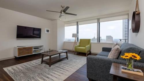 Downtown Dallas Apartment | CozySuites TWO Stunning Condo with SKY POOL