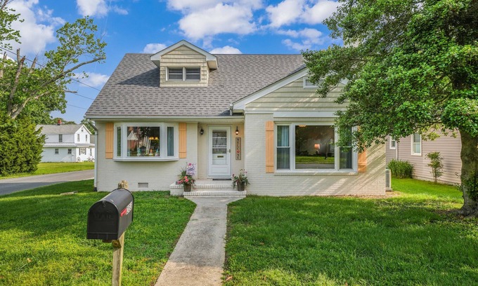 Colonial Beach House | Crab Shack in Town-Walk to beach and restaurants-Sleeps 6