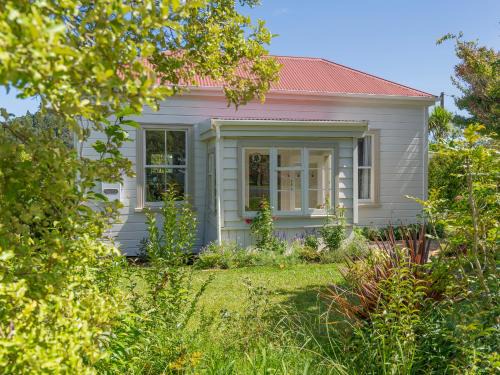 Kaimarama House | Crabapple Cottage - Coromandel Town Holiday Home