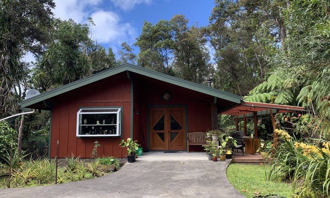 Kailua-Kona Cottage | Craftsman Cottage on 6 forested acres