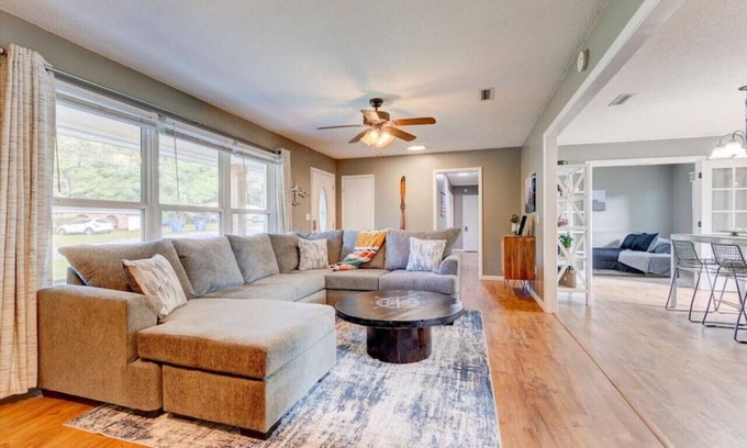 Enterprise House | Craig - Yellowleaf Alabama · High-Flying Haven: 4bd 2 bath