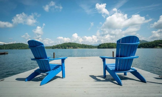 Hiawassee House | Crane Lakehouse- by Chatuge Home Concierge Fire pit, hot tub, private dock, boat slip