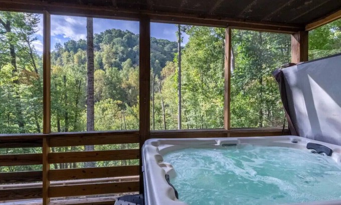 Sylva Cabin | Crashing Creek Cabin: Hot tub/Mtn Views/King