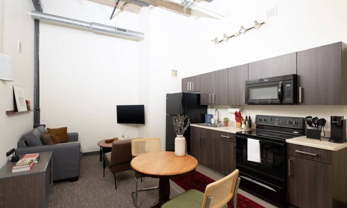 Westown Apartment | Cream City 2BR Apt - Just 3 Blocks to Fiserv with Gym and Parking