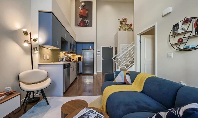 Mid-Wilshire Apartment | Creative 2 Levels Penthouse