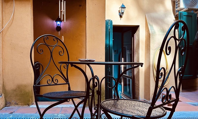Historic Center Apartment | Creative studio near Piazza Verdi
