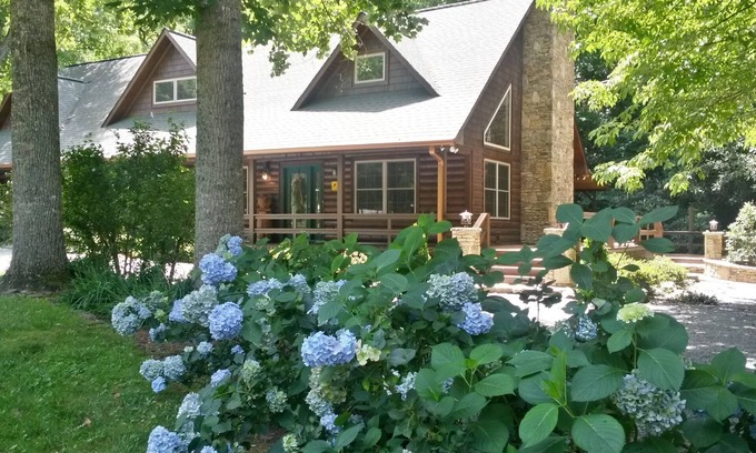 Hiawassee House | Creek At Your Feet! Fishing Pole in your Hand!