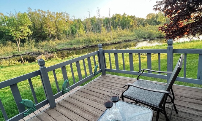 Prudenville House | Creek Cabin - Clean and Charming 3-bedroom house in Prudenville with WiFi and AC