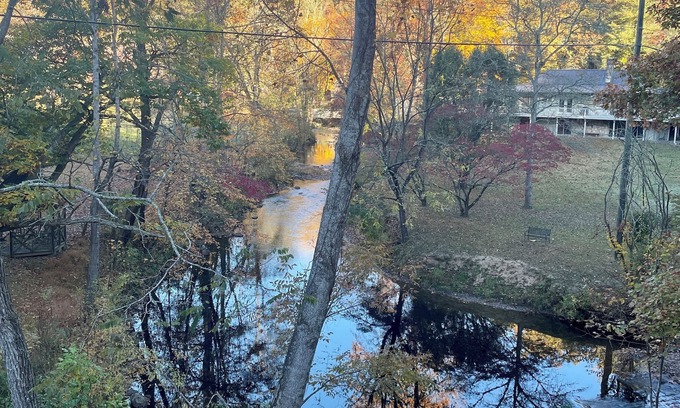 Franklin House | Creek Front. Charming 2-bedroom log home with WiFi, AC in lovely Franklin