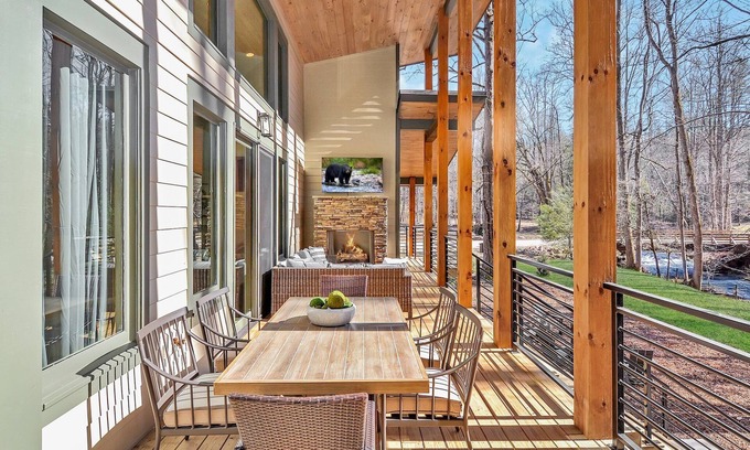 Ellijay Cabin | Creek's Corner ~ 3BR Creekside Retreat ~ Fire Pit ~ Hot Tub