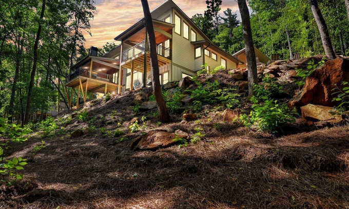 Ellijay Cabin | CREEK VIEWS! 5BR Mountain Modern Luxury on the water! Must See!