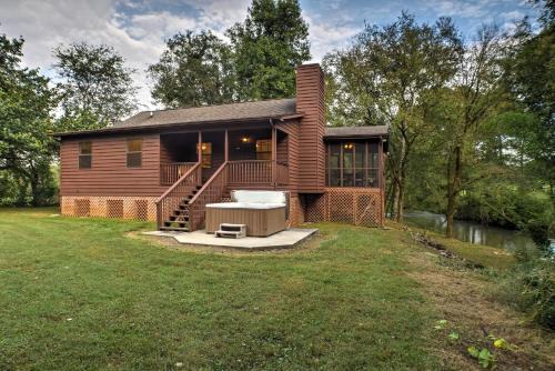 Ooltewah House | Creekfront Cabin Near Chattanooga with Hot Tub!