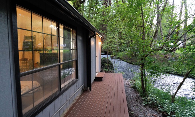 Hoodsport House | Creekside Bigfoot Bungalow — Nature Lover’s Paradise
