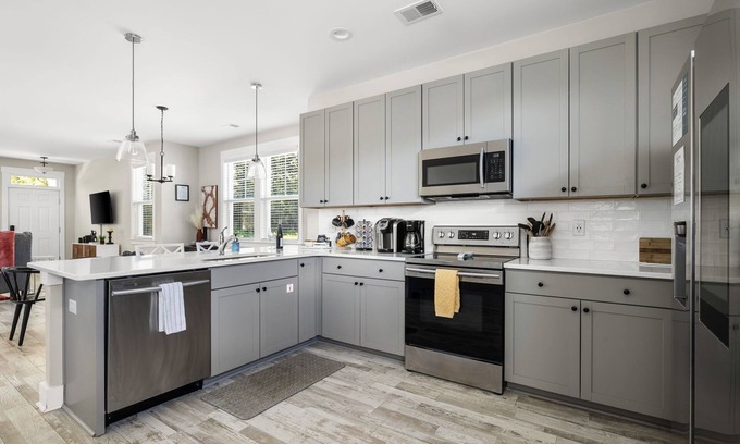North Charleston House | Creekside Bungalow |4 Miles To Downtown Charleston