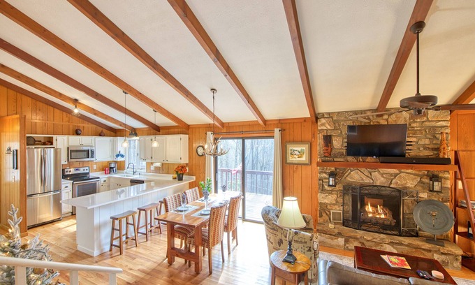 Maggie Valley House | Creekside Cabin in Maggie Valley Country Club with Club Pool access -2 King beds