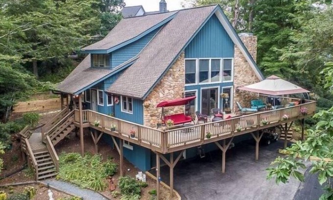 Newland House | Creekside Cabin in Linville with seasonal views of lake, golf access and large deck with hot tub!