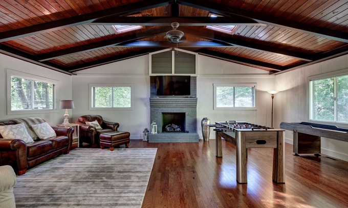 Cullowhee House | Creekside Cabin is 1m to Lake Glenville, 6m to Cashiers, 16m to Highlands