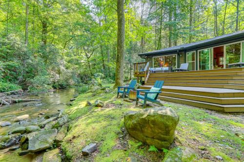 Walnut Mountain House | Creekside Cabin Rental about 8 Mi to Downtown Ellijay!