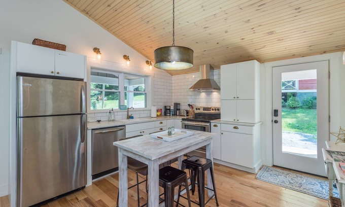 Black Mountain House | Creekside Cottage near Lake Tomahawk