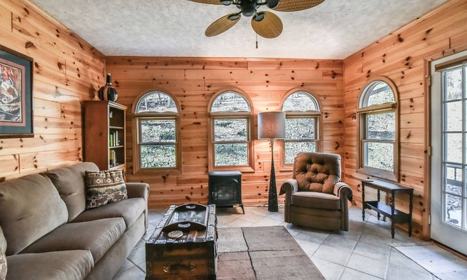 Black Mountain Cottage | Creekside Cottage Star 5 Vacations