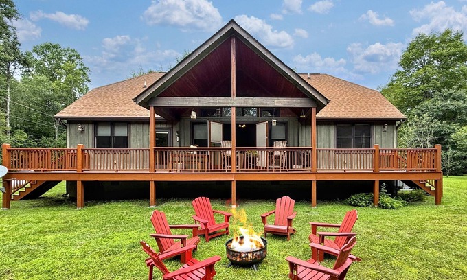 Highlands House | Creekside Cradle: A cozy 3-bedroom retreat in Highlands, NC with mountain and water views.