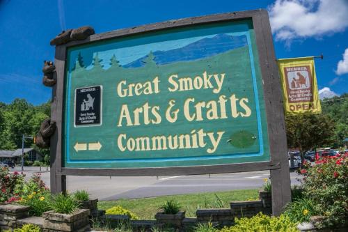 Gatlinburg - Pigeon Forge House | Creekside Dream by American Patriot Getaways