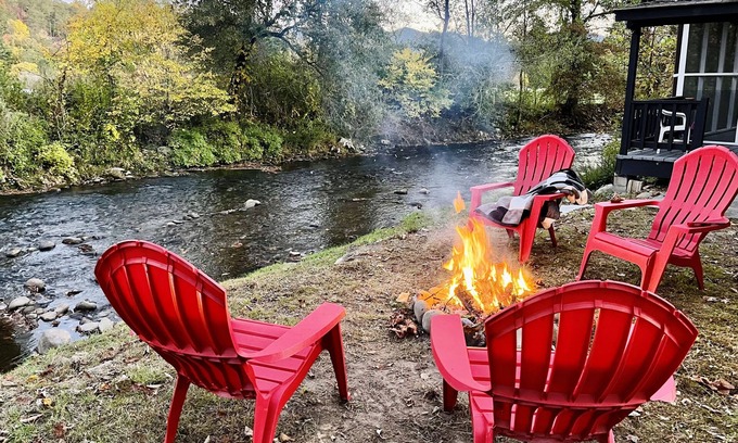 Bryson City House | Creekside Firefly Cottage
