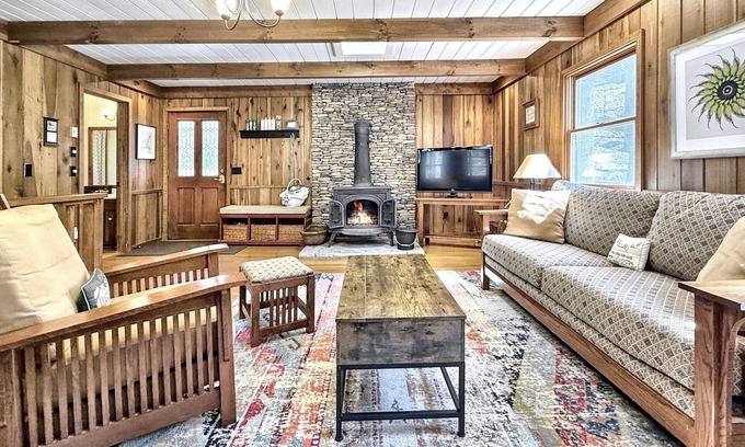 Scaly Mountain Cabin | Creekside,firepit,wood stove,family&dog friendly,covered deck dining