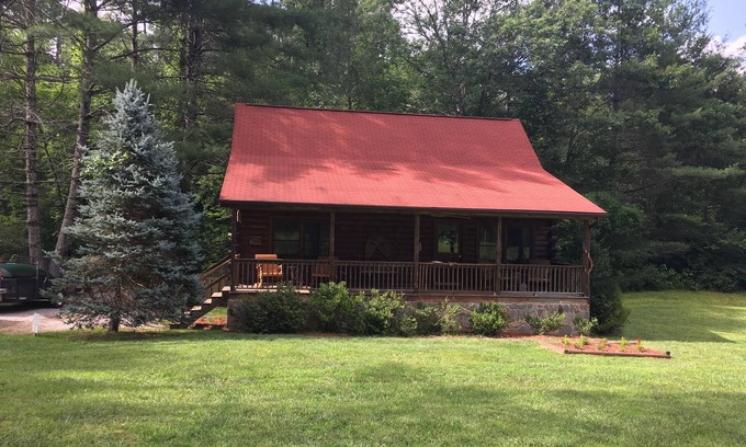Robbinsville Cabin | Creekside Log Cabin, Ideal Family Vacation! Hot tub, Fire Pit, Tubing, Fishing