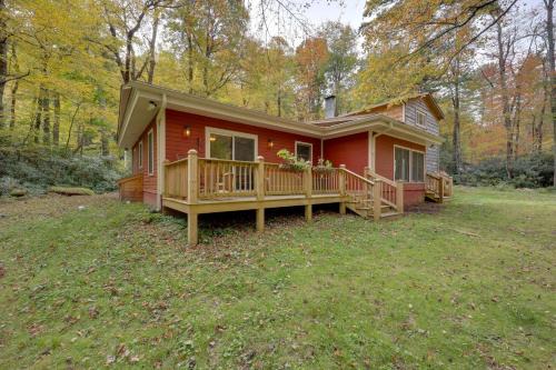 Newland House | Creekside Newland Cabin about 7 Mi to Linville Falls