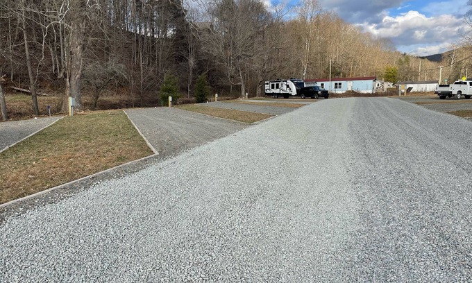 Mountain City RV Rental | Creekside RV Site A1 * Full Hookup