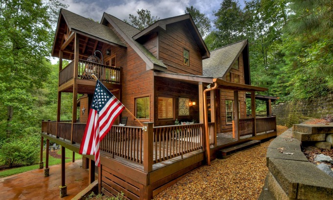 Ellijay House | Creekside Solitude/Luxury 5 BR/5B/Firepit/Game Room/Wrap-Around Porch/Hot Tub