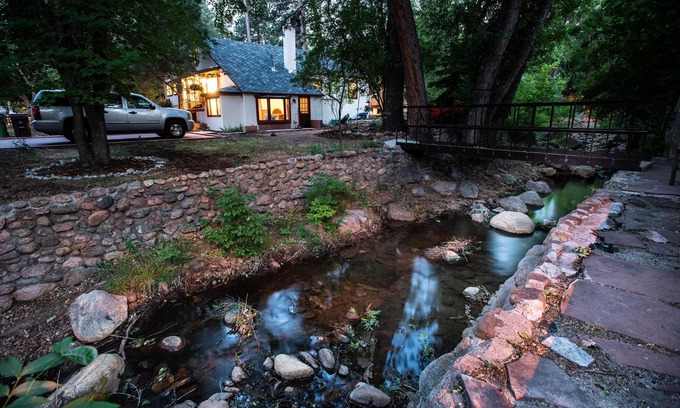 Broadmoor House | Creekside, steps to the Broadmoor, close to Zoo, Seven Falls, hike from house