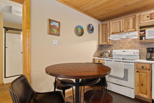 Fall River Estates Apartment | Creekside Suites 06 by Estes Park Condos